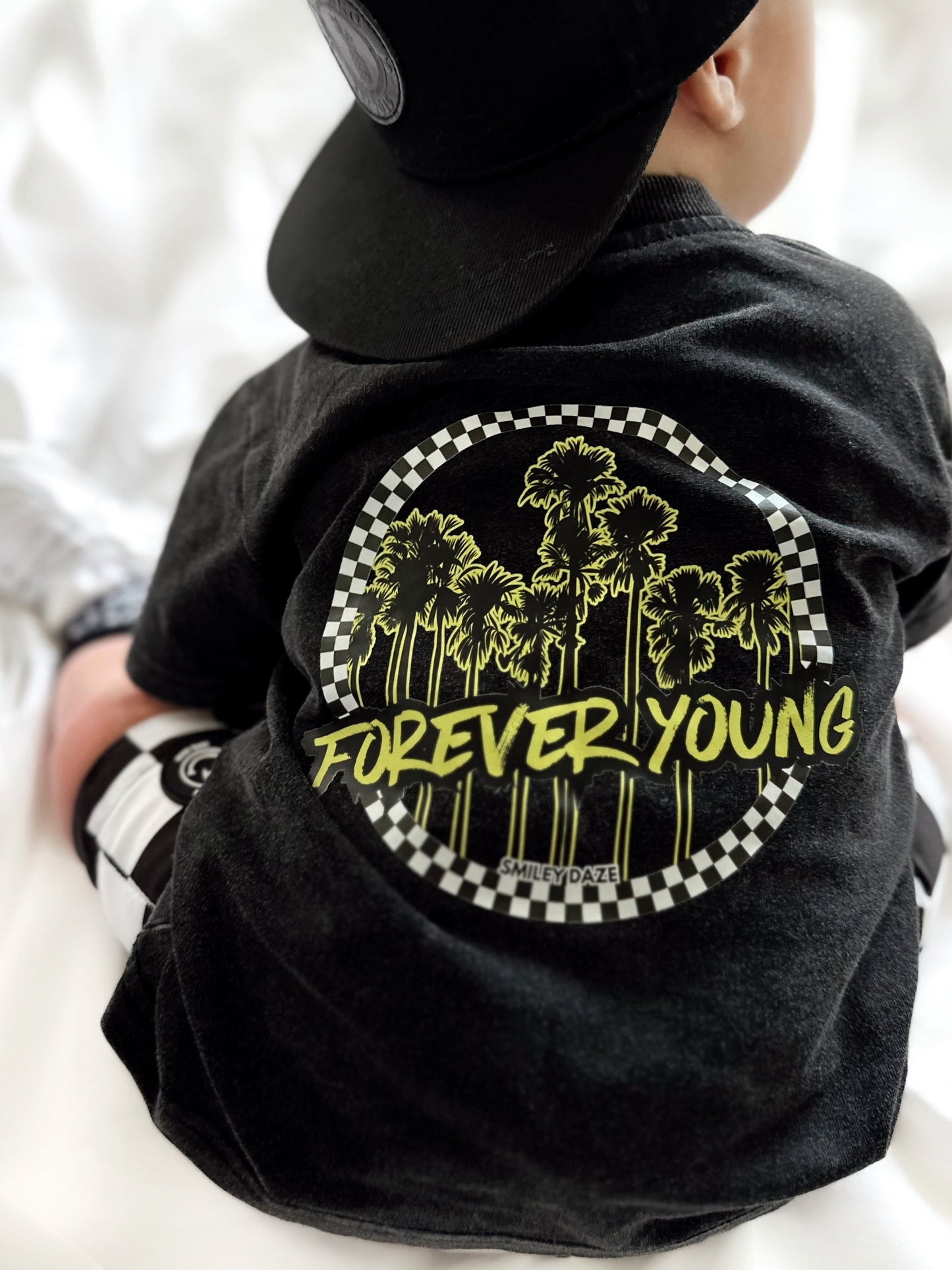 FOREVER YOUNG • GRAPHIC TEE